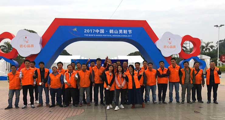 主場搭建現場合影